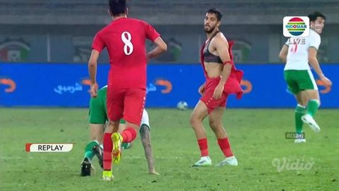 Jersey pemain Yordania, Musa Al Tamari, robek usai mendapat tarikan dari gelandang timnas Indonesia Marc Klok pada matchday kedua Grup A Kualifikasi Piala Asia 2023 di Stadion Jaber Al-Ahmad, Kuwait, Minggu (12/6/2022).