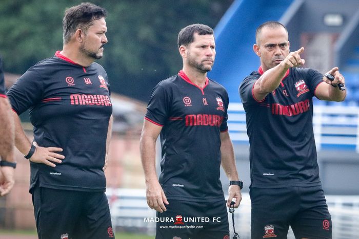 Pelatih Madura United, Fabio Lefundes (paling kana) bersama dua asistennya.