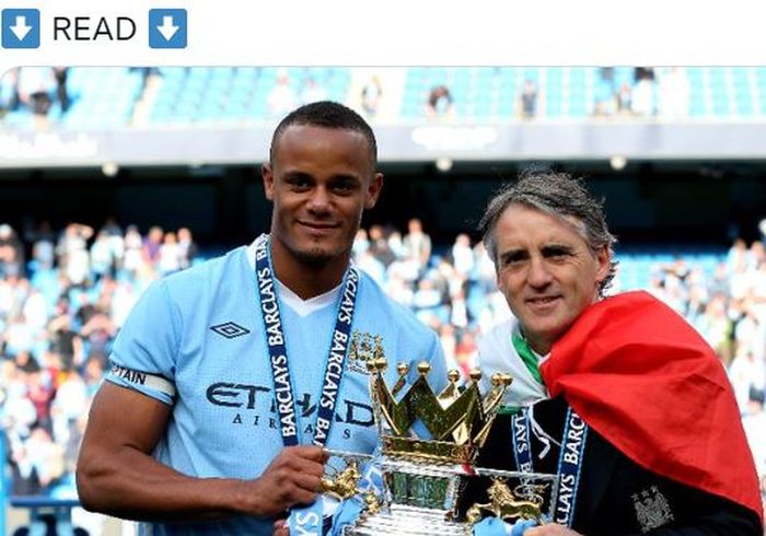 Vincent Kompany dan Roberto Mancini memegang trofi Premier League saat membela Manchester City.