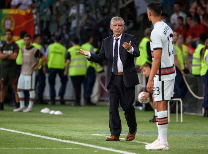 Pelatih timnas Portugal, Fernando Santos, berkomunikasi dengan Matheus Nunes dalam laga Liga A Grup 2 UEFA Nations League kontra timnas Swiss di Stadion Stade de Geneve, 12 Juni 2022.