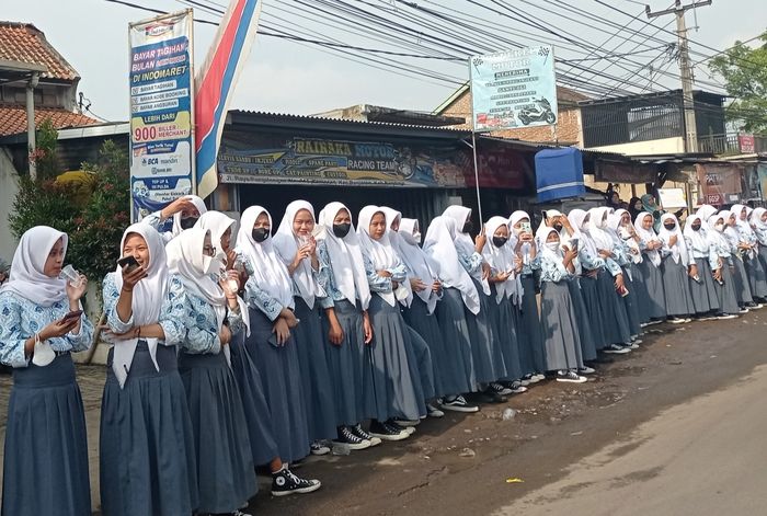 Di hari Eril akan dimakamkan, terpantau para siswa berdiri di pinggir jalan menyambut jenazah anak Ridwan Kamil.