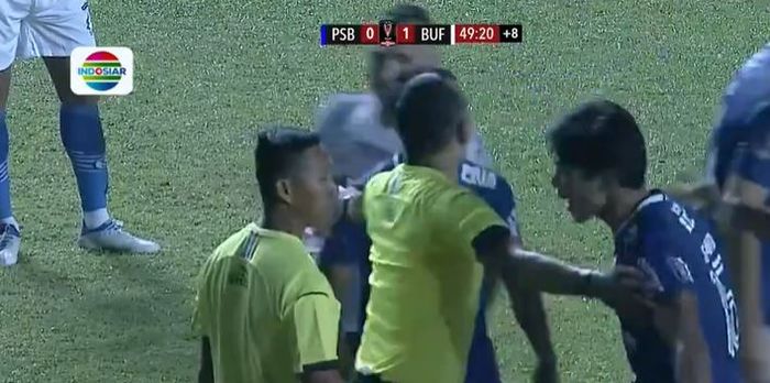 Pemain Persib memprotes keputusan wasit dalam insiden Leonard Tupamahu saat melawan Bali United (12/6/2022). 