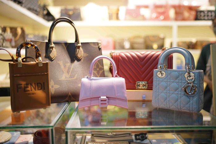 Tas tangan berbagai merek yang dijual oleh penjual-penjual terpercaya hasil kurasi penyelenggara Irresistible Bazaar.