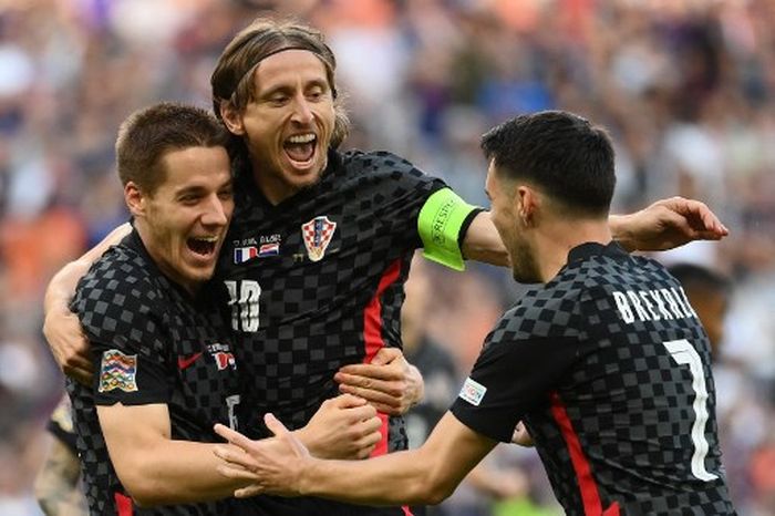 Kapten timnas Kroasia, Luka Modric, merayakan gol penalti yang dicetak ke gawang timnas Prancis pada ajang UEFA Nations League di Stade de France, Senin (13/6/2022).