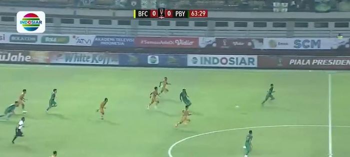 Serangan balik Persebaya Surabaya yang berbuah gol ke gawang Bhayangkara FC (13/6/2022). 