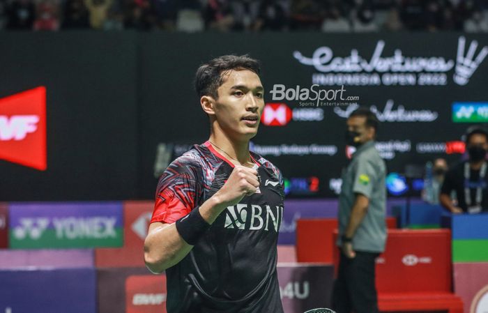 Atlet bulu tangkis tunggal putra Indonesia, Jonatan Christie, sedang mengepalkan tangannya pasca menorehkan keberhasilan saat berlaga di Istora Senayan, Jakarta pada 15 Juni 2022.