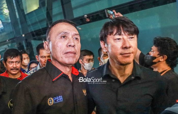 Ketua Umum PSSI, Mochamad Iriawan (kiri), nampak menemani Shin Tae-yong (kanan) selaku pelatih timnas Indonesia tiba di Bandara Soekarno Hatta, Tangerang, Banten, 16 Juni 2022.