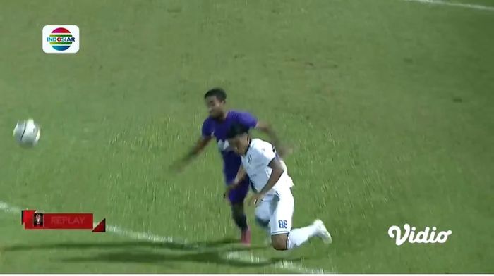 Pemain Persita Tangerang, Agil Munawar, melakukan pelanggaran terhadap winger Arema FC, Irsyad Maulana di laga Grup C Piala Presiden 2022, Rabu (15/6/2022).