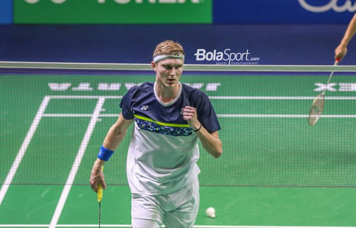 Atlet tunggal putra Denmark, Viktor Axelsen, sedang mengepalkan tangannya sebagai tanda momen keberhasilan saat bertanding di Istora Senayan, Jakarta, 17 Juni 2022.