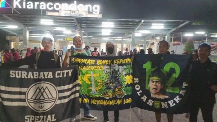 Beberapa Bonek membentang spanduk dukungan bagi tim Persebaya Surabaya jelang lawan Persib Bandung di Piala Presiden 2022, setibanya di Stasiun Kiaracondong, Kota Bandung, Kamis (16/6/2022).