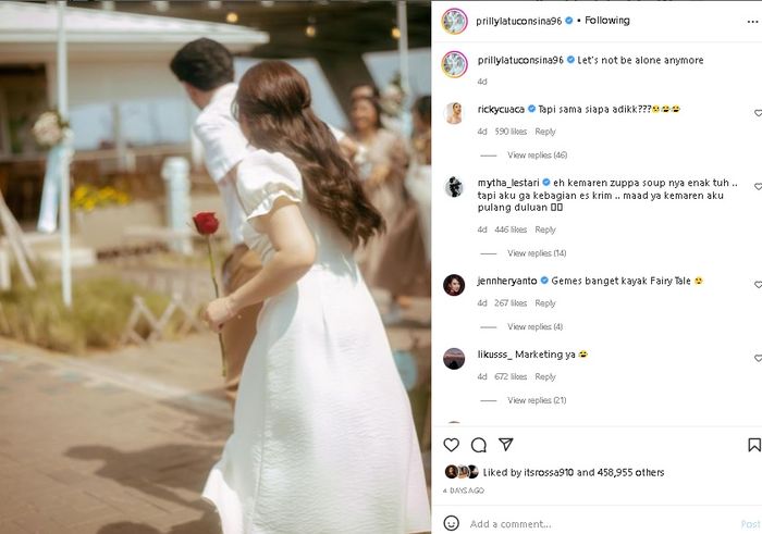 Unggahan Prilly Latuconsina yang mengenakan gaun pengantin.