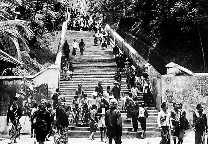 Gambar tangga Imogiri yang diambil di samping masjid pemakaman (sebelah kiri) pada saat wafatnya Pakubuwana X tahun 1940-an.