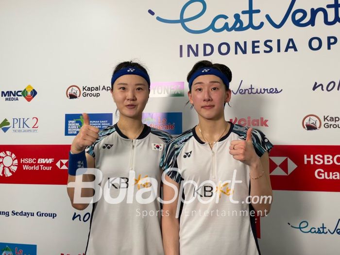 Ganda putri Korea, Lee So-hee/Shin Seung-chan, usai laga perempat final Indonesia Open 2022 melawan wakil Indonesia, Apriyani Rahayu/Siti Fadia Silva, pada Jumat (17/6/2022) di Istora Senayan, Jakarta.