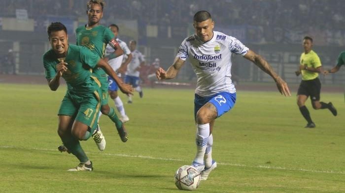 Ciro Alves beraksi dalam laga Persib Bandung melawan Persebaya Surabaya di Stadion GBLA, Jumat (17/6/2022) malam.