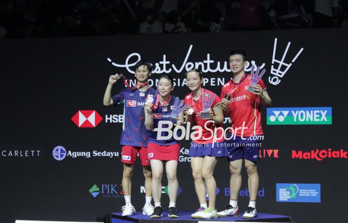 Pasangan China Zheng Si Wei/Huang Ya Qiong (baju merah kanan) keluar sebagai  juara ganda campuran berfoto bersama Yuta Watanabe/Arisa Higashino (kiri) runner-up Indonesia Open 2022, di Istora Senayan, Gelora Bung Karno, Jakarta, Minggu (19/6/2022).