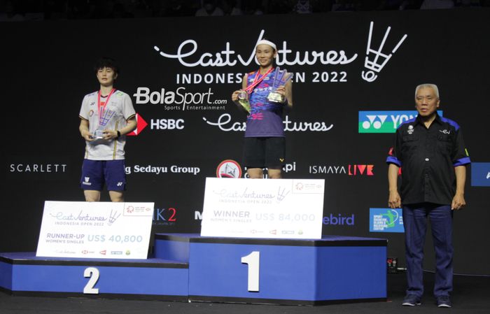 Pebulu tangkis Tai Tzu Ying (kanan) setelah menerima medali dan penghargaan setelah keluar sebagai juara tunggal putri Indonesia Open 2021 dan Wang Zhi Yi (kiri) runner-up, di Istora Senayan, Gelora Bung Karno, Jakarta, Minggu (19/6/2022).