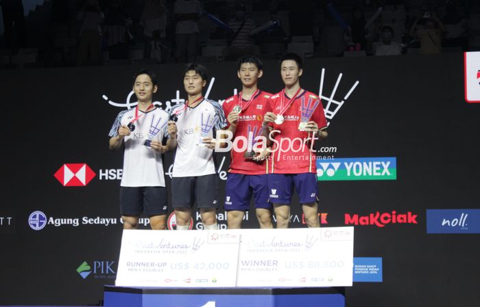 Pasangan China Liu Yu Chen/Ou Xuan Yi (kanan) meraih gelar juara ganda putra Indonesia Open 2022 foto bersama  Choi Sol Gyu/Kim Won Ho (kiri) di Istora Gelora Bung Karno, Senayan, Minggu (19/6/2022).