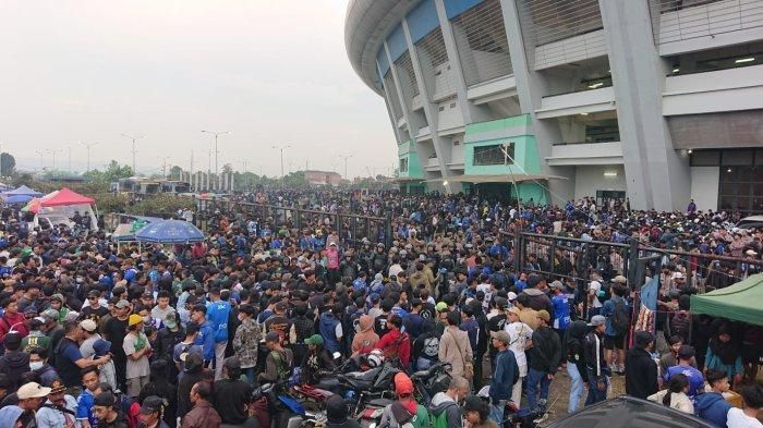 Bobotoh memadati Stadion GBLA jelang pertandingan penyisihan Grup C Piala Presiden 2022 antara Persib Bandung versus Persebaya Surabaya, Jumat (17/6/2022).