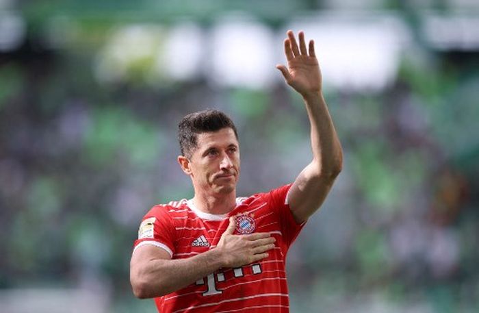 Striker Bayern Muenchen, Robert Lewandowski, melambaikan tangan seusai laga Bundesliga kontra Vfl Wolfsburg di Wolfsburg, Jerman, 14 Mei 2022.