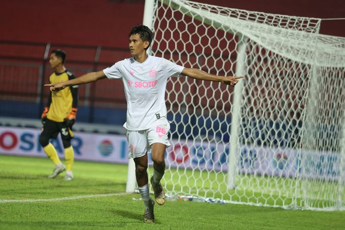 Selebrasi Ryan Kurnia usai mencetak gol kemenangan Persikabo 1973 atas PSM Makassar