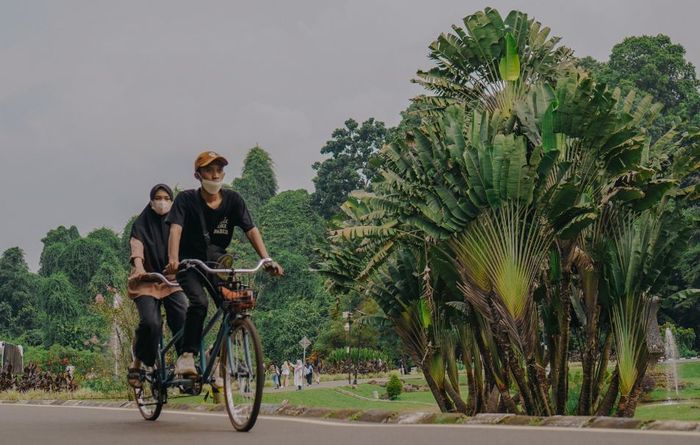 Bersepeda di Kebun Raya Bogor.