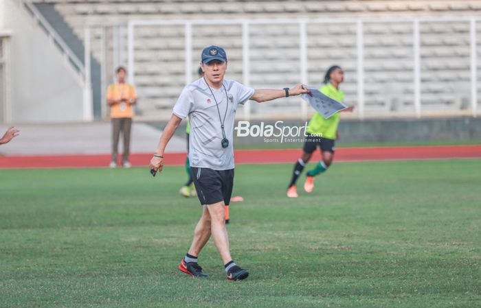 Shin Tae-yong nampak sedang memberikan intruksi kepada para pemain timnas U-19 Indonesia di Stadion Madya, Senayan, Jakarta, 21 Juni 2022.