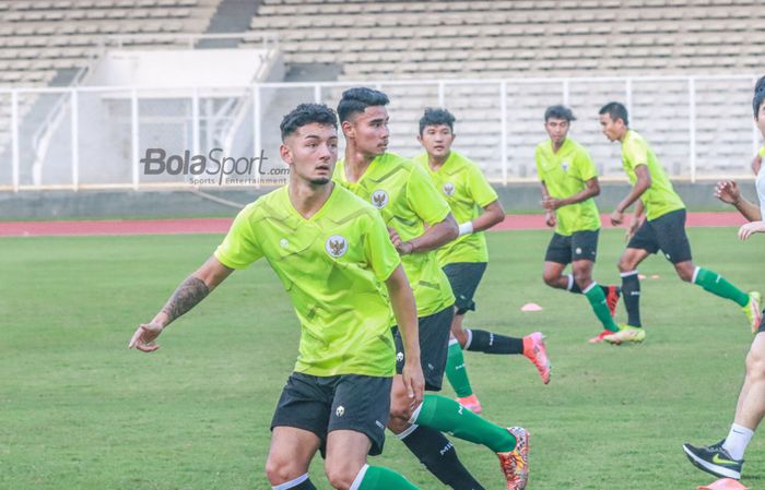 Pemain keturunan bernama Kai Davy Boham nampak ikut latihan timnas U-19 Indonesia di Stadion Madya, Senayan, Jakarta, 21 Juni 2022.