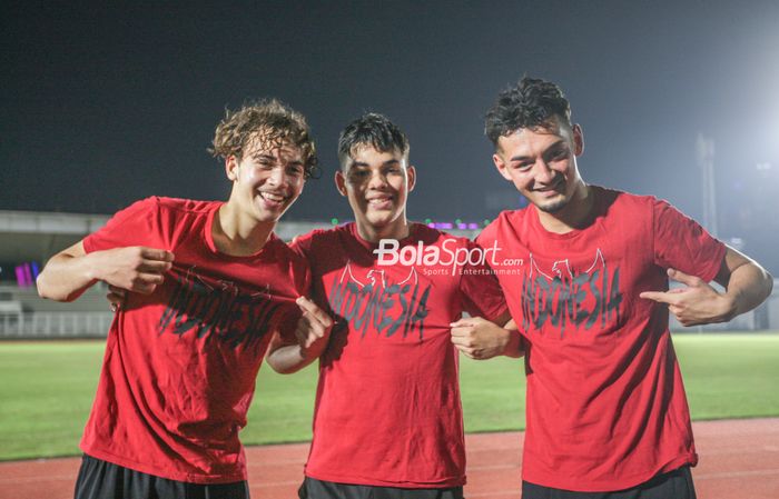 Tiga pemain keturunan yakni Jim Croque (kiri), Max Christoffel (tengah), dan Kai Davy Boham (kanan), nampak berfoto bersama seusai berlatih bersama timnas U-19 Indonesia di Stadion Madya, Senayan, Jakarta, 21 Juni 2022.