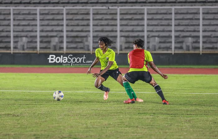 Ronaldo Kwateh (kiri) sedang berusaha melewati lawannya saat latihan timnas U-19 Indonesia di Stadion Madya, Senayan, Jakarta, 21 Juni 2022.