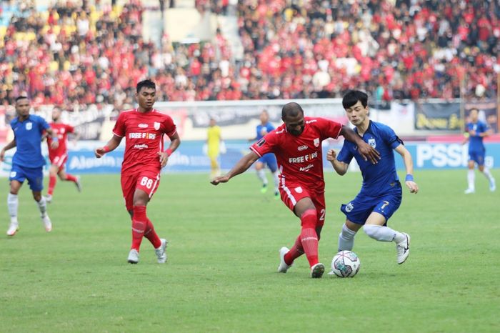 Suasana pertandingan Persis Solo melawan PSIS Semarang di Stadion Manahan, Solo.