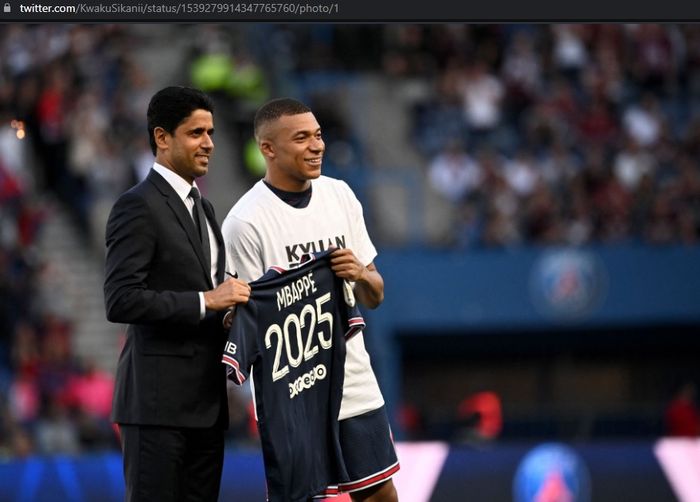 Presiden PSG, Nasser Al-Khelaifi berfoto bersama Kylian Mbappe usai sang pemain bertahan hingga 2025.