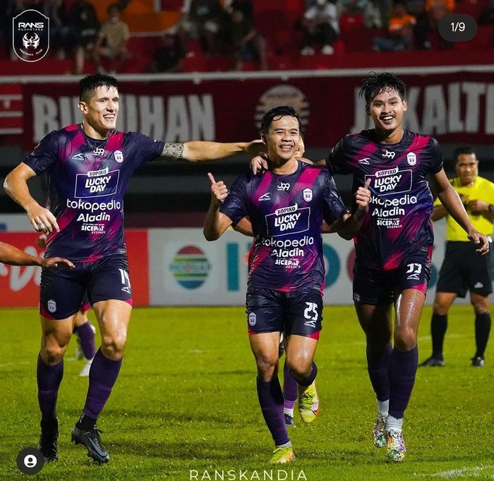 Pemain RANS Nusantara FC, Edo Febiansyah berselebrasi usai mencetak gol ke gawang Persija Jakarta dalam laga lanjutan Grup B Piala Presiden 2022 di Stadion Segiri, Samarinda, Kalimantan Timur, Rabu (22/6/2022).