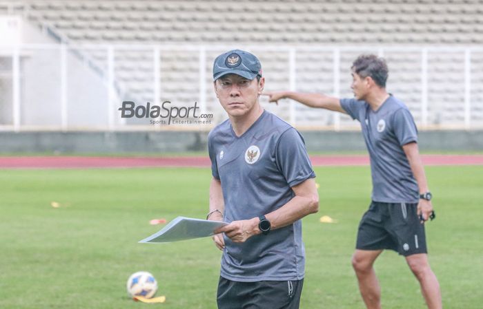 Pelatih timnas U-19 Indonesia, Shin Tae-yong (kiri), sedang memimpin latihan di Stadion Madya, Senayan, Jakarta, 23 Juni 2022.