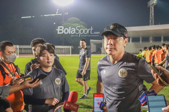 Pelatih timnas U-19 Indonesia, Shin Tae-yong (kanan), yang ditemani oleh penerjemahnya bernama Jeong Seok (kiri) sedang memberikan keterangan kepada awak media di Stadion Madya, Senayan, Jakarta, 23 Juni 2022.