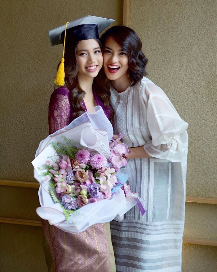 Jasmine Abeng dan sang ibunda Ririn Ekawati di hari wisuda SMA-nya.