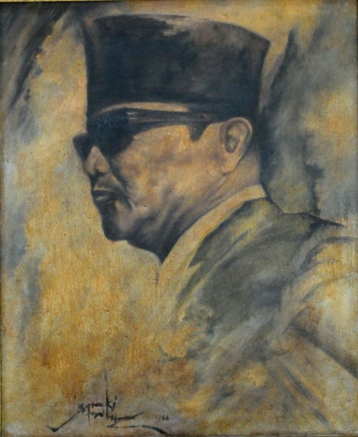 Sukarno dengan jas gelap dan kacamata hitam dengan latar tidak nyata. Kesan lukisan ini menandakan bahwa Sukarno berada di masa jabatannya di dekade 1960-an.