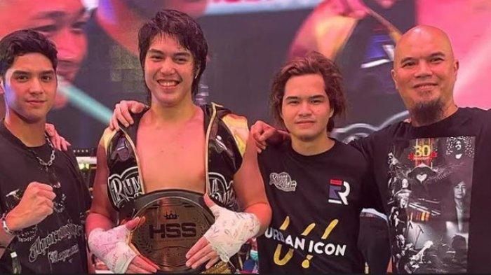 El Rumi bersama saudara dan ayahnya