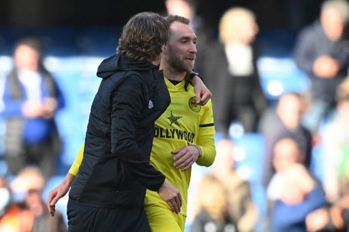 Pelatih Brentford, Thomas Frank, memeluk Christian Eriksen seusai laga Liga Inggris kontra Chelsea di Stadion Stamford Bridge, 2 April 2022.