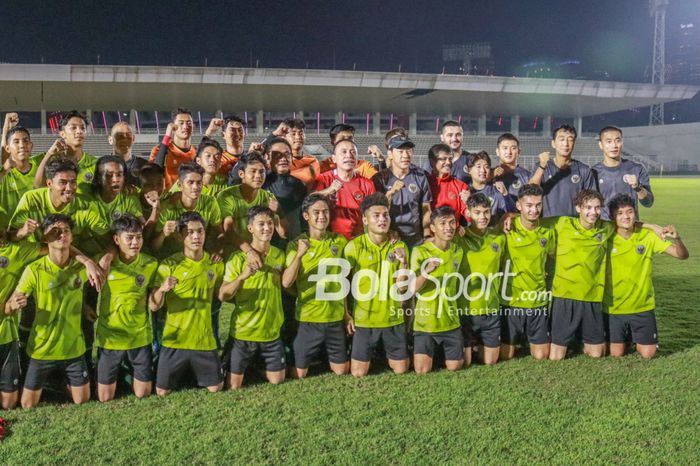 Shin Tae-yong (pelatih), Mochamad Iriawan (Ketua Umum PSSI), dan Indra Sjafri (Direktur Teknik PSSI) sedang berfoto bersama dengan skuat timnas U-19 Indonesia (skuad timnas U-19 Indonesia) di Stadion Madya, Senayan, Jakarta, 23 Juni 2022.