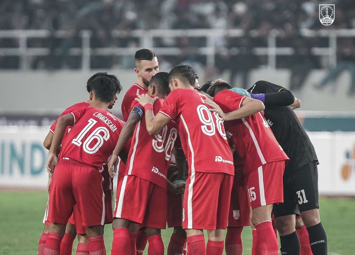 Skuad Persis Solo melakukan tos sebelum pertandingan melawan PSS Sleman di Piala Presiden 2022.