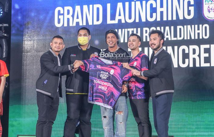 (Dari kiri ke kanan) Roofi Ardian selaku Presiden RANS Nusantara FC, Dito Ariotedjo selaku Chairman RANS Nusantara FC, Ronaldinho, Raffi Ahmad selaku Chairman RANS Nusantara FC, dan Rudy Salim selaku Chairman RANS Nusantara FC, sedang berfoto dengan jersey terbaru tim di Menara Mandiri, Senayan, Jak