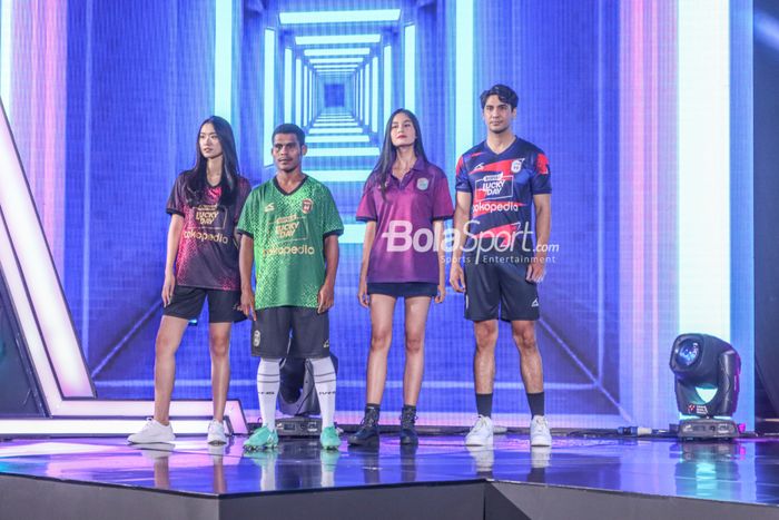 Sejumlah tampilan jersey RANS Nusantara FC dalam acara launchingnya di Menara Mandiri, Senayan, Jakarta, 24 Juni 2022.