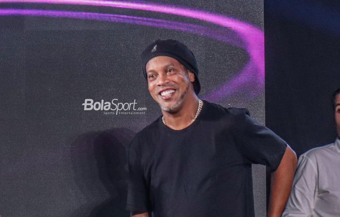 Ronaldinho nampak sumringah dalam sesi jumpa persnya di Menara Mandiri, Senayan, Jakarta, 24 Juni 2022.