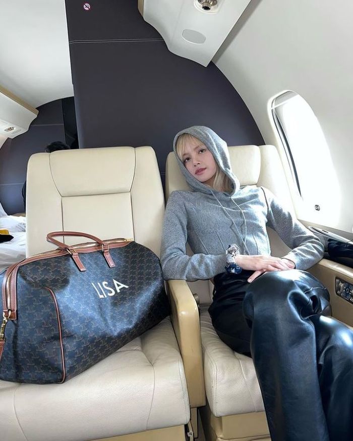 Lisa menaiki pesawat pribadi untuk menghadiri acara CELINE di Paris.&nbsp;