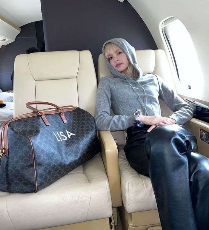 Potret Lisa BLACKPINK dengan handbag CELINE yang terukir namanya.