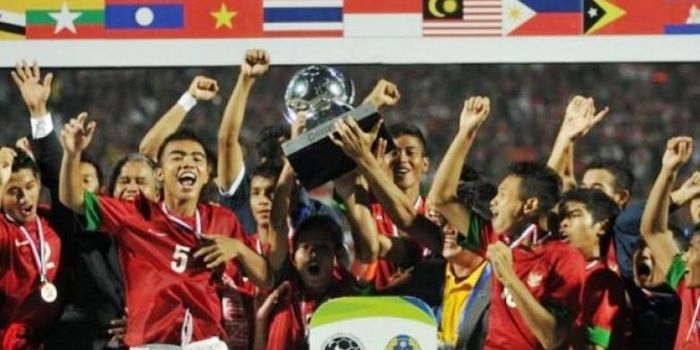 Para pemain Timnas Indonesia U-19 merayakan kemenangan setelah berhasil menjadi juara piala AFF 2013 mengalahkan Vietnam melalui adu penalti di Stadion Gelora Delta Sidoarjo, Minggu (22/9/2013).