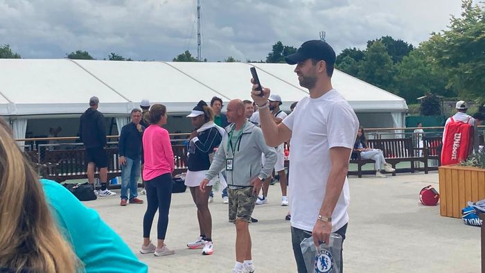 Bek Barcelona Gerard Pique terlihat memegang tas plastik dengan lambang Chelsea di ajang Wimbledon di London, Inggris, pada Sabtu (25/6/2022).