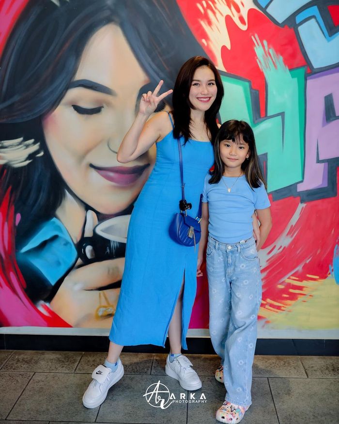 Ayu Ting Ting dan Bilqis serasi dengan outfit serba biru