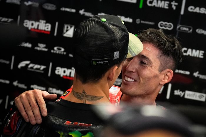 Momen permintaan maaf Fabio Quartararo (kiri) kepada Aleix Espargaro (kanan) usai melibatkannya pada kecelakaan pada MotoGP Belanda 2022 di Sirkuit Assen, Minggu (26/6/2022).