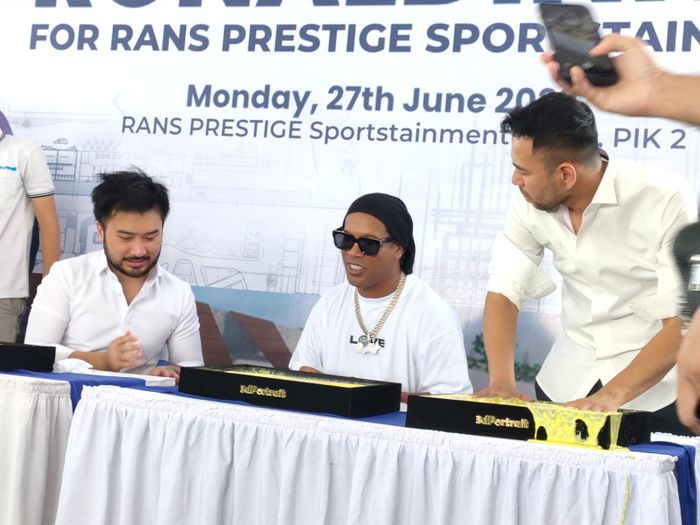 Pemain bola asal Brazil, Ronaldinho bersama Raffi Ahmad dan Rudy Salim mengunjungi RANS Prestige Sportstainment DJ.